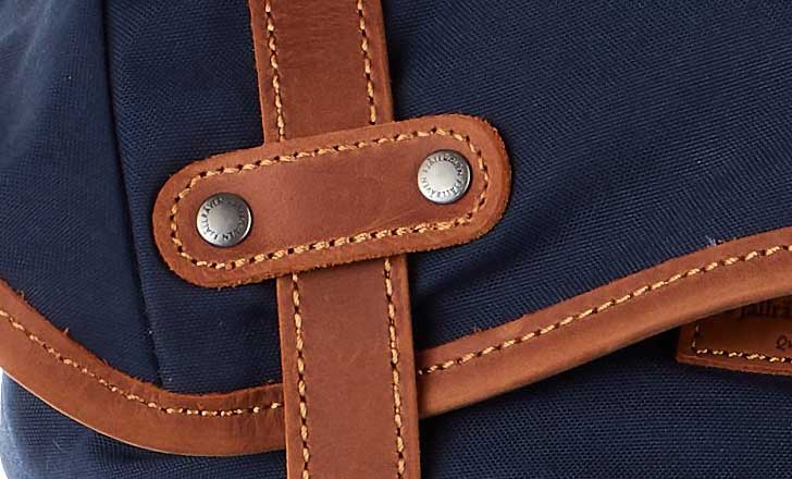Dòng chữ Fjallraven trên nút bấm kim loại