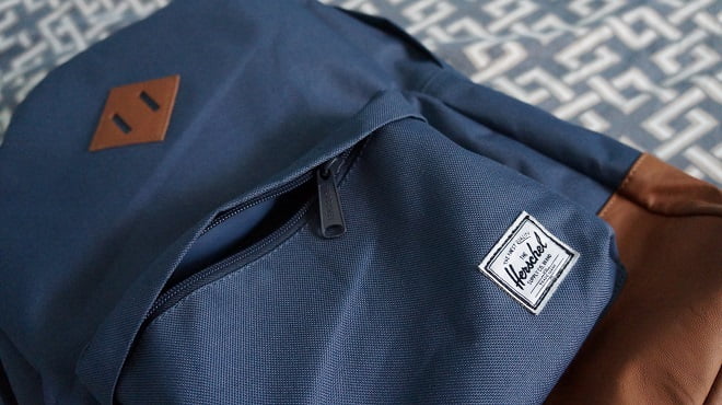 Chất vải đặc trưng dày dặn của thương hiệu Herschel