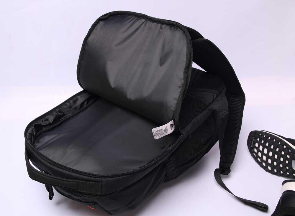Ngan laptop 17 inch của adidas Predator